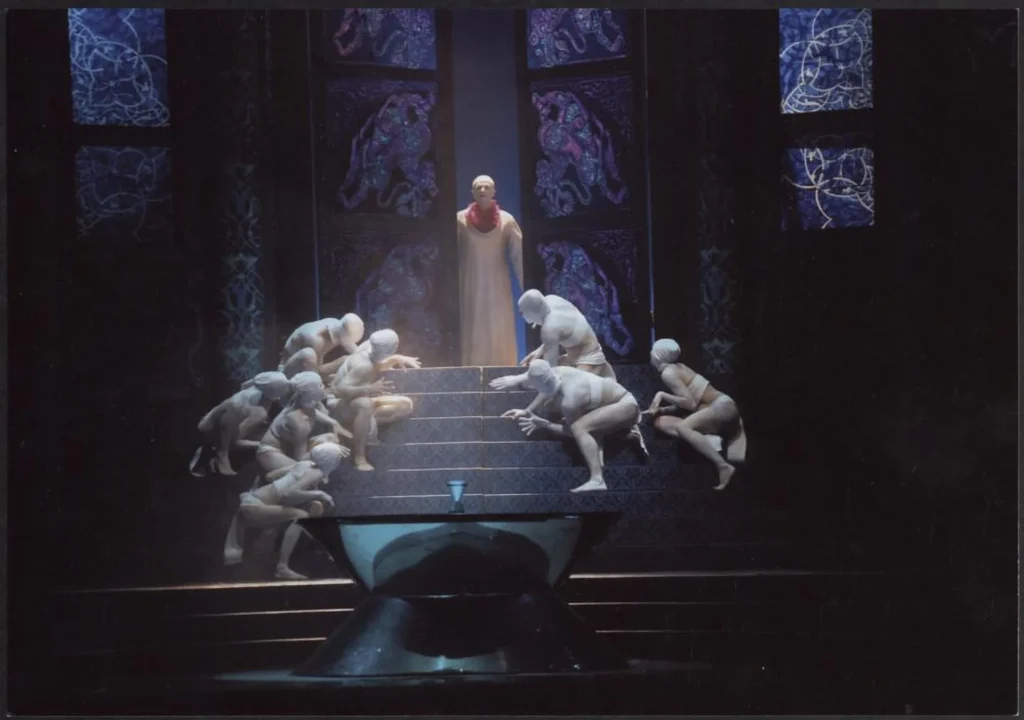 Scena zbiorowa, „Król Roger” w Teatrze Wielkim -Operze Narodowej w Warszawie w 2000 roku. Ryszard Minkiewicz (Pasterz) © Marek Górecki/ archiwum TW-ON