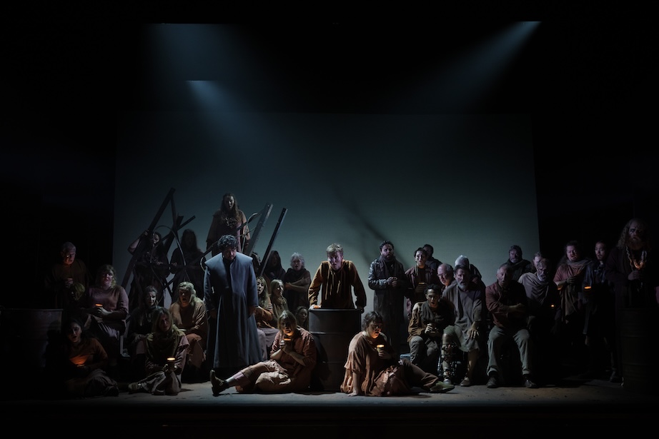 Jung Soo Yun (Macduff). Scena zbiorowa „Makbeta” w reżyserii Karoliny Sofulak © Matthew Williams-Ellis/ Longborough Festival Opera