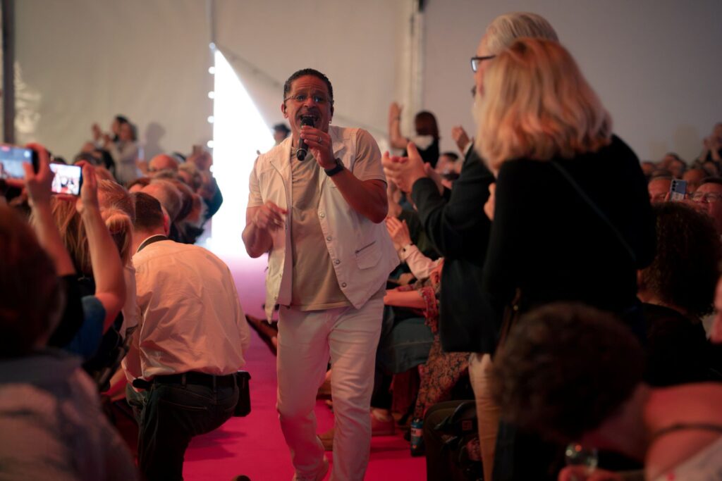 Mark Kibble pośród widowni © Qinke Chang