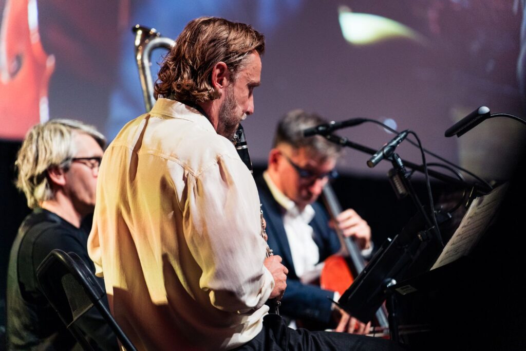 Bastarda Trio na Ogrodach Muzycznych. Paweł Szamburski (klarnet), Tomasz Pokrzywiński (wiolonczela) i Michał Górczyński (klarnet basowy) © Qinke Chang