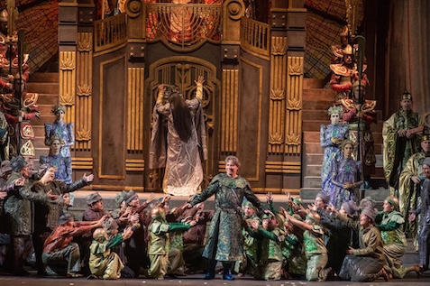 Scena zbiorowa z „Turandot” w Torre del Lago, w środku: Roberto Alagna w roli Kalafa © Giorgio Andreuccetti/ Festival Puccini Torre del Lago