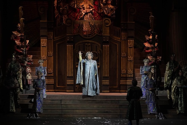 Scena zbiorowa z „Turandot” w Torre del Lago, w środku: Anna Pirozzi w roli Turandot © Giorgio Andreuccetti/ Festival Puccini Torre del Lago