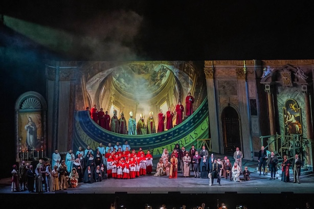 Scena zbiorowa z „Toski” w Torre del Lago © Giorgio Andreuccetti/ Festival Puccini Torre del Lago