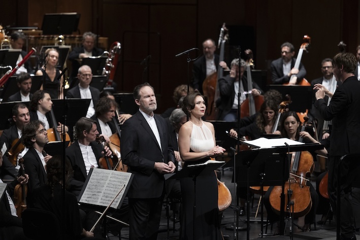 Gerald Finley (Sinobrody), Irene Roberts (Judyta), Orchestre de Paris pod batutą Klausa Mäkeli © Vincent Beaume/ Festival d'Aix-en-Provence