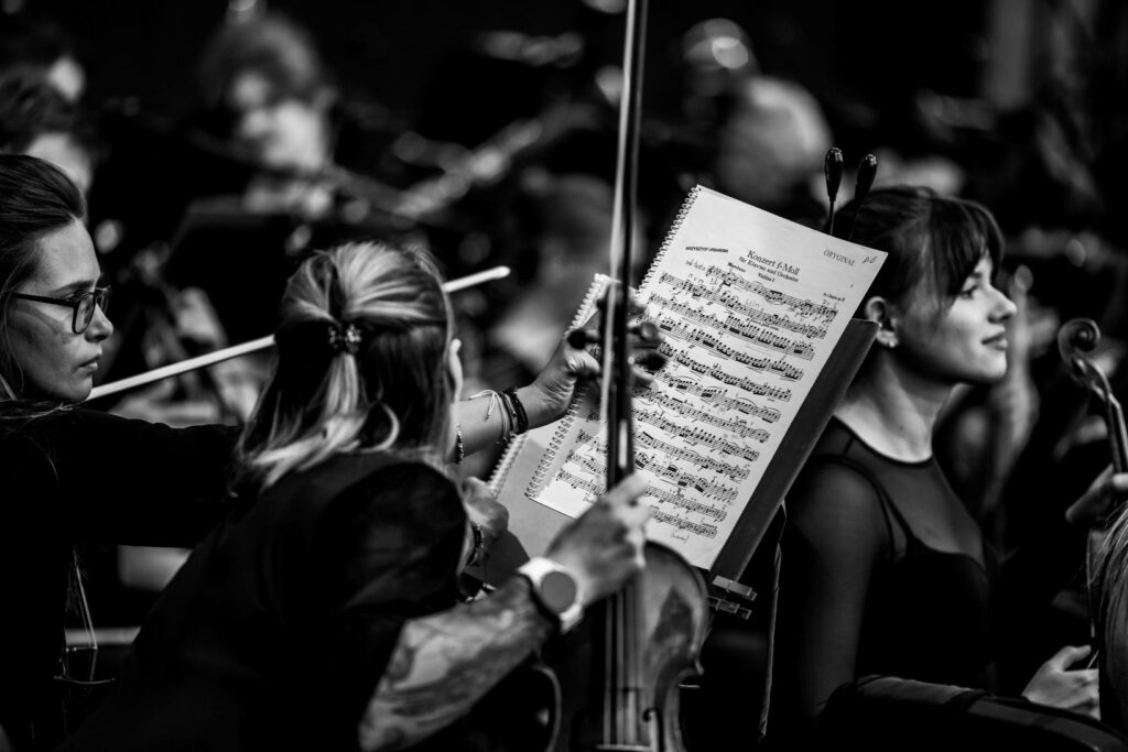 Orkiestra Filharmonii Narodowej z partyturą Koncertu fortepianowego f-moll Chopina © Przemysław Jendroska