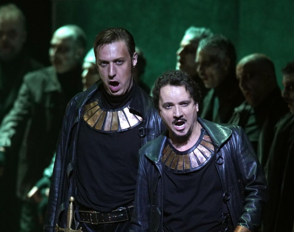 Krzysztof Bączyk (Ferrando) i Artur Ruciński (Hrabia Luna) © Javier de Real | Teatro Real
