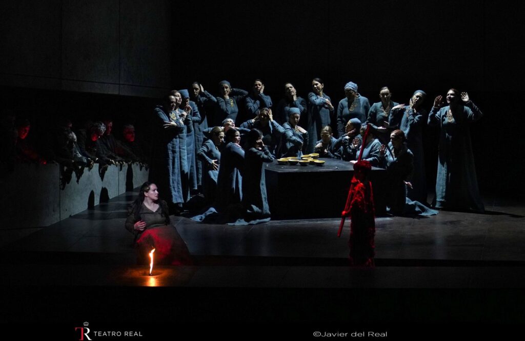 „Trubadur” w Teatro Real w Madrycie. Scena zbiorowa © Javier de Real | Teatro Real