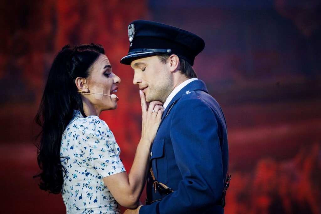 Zakochana para Nina (Natalia Krakowiak) i Jan (Janek Traczyk) © Przemysław Jendroska