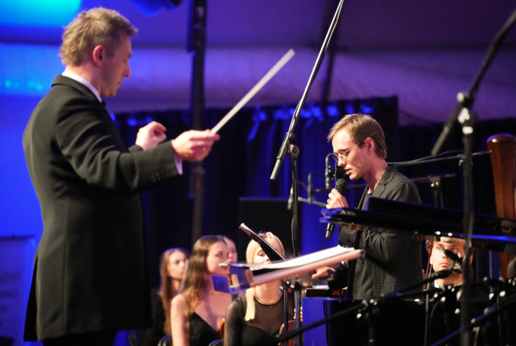 Dyrygent Wojciech Rodek, narrator Bartosz Bielenia oraz zespół © Maciej Mulawa