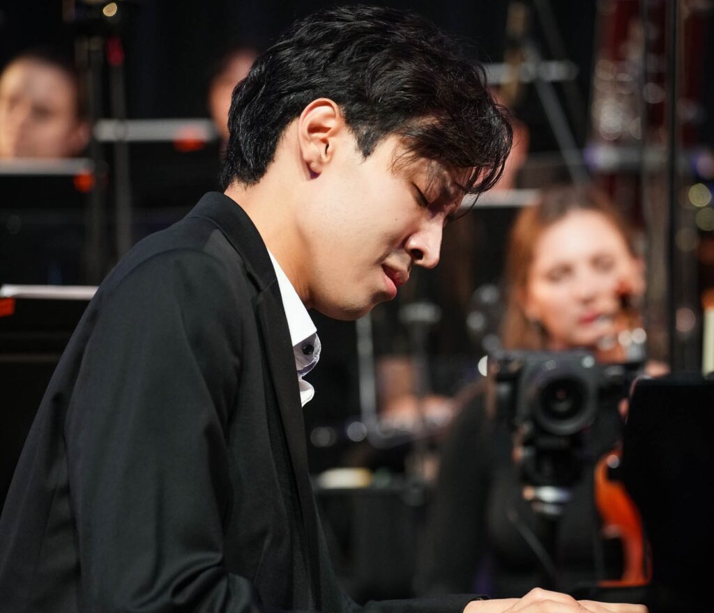 Hyuk Lee podczas wykonania Koncertu fortepianowego G-dur © Maciej Mulawa