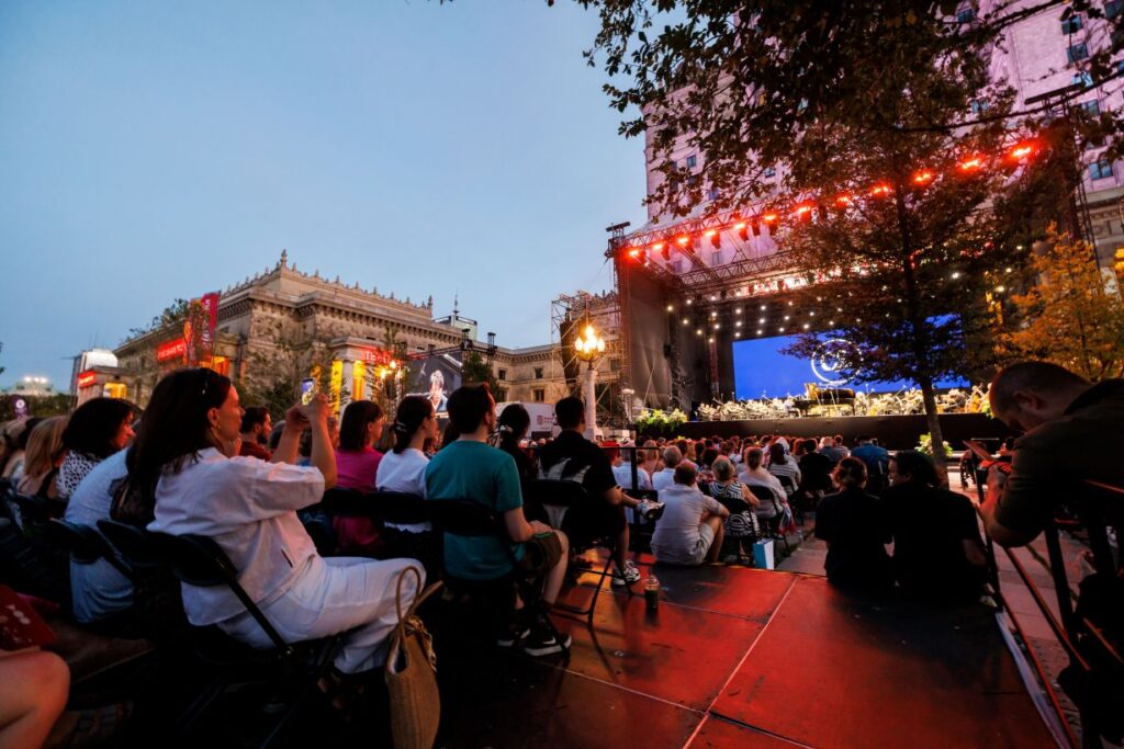 Publiczność na koncercie Lang Land pod Pałacem Kultury © Przemysław Jendroska
