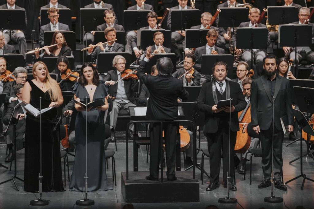 Iwona Sobotka (sopran), Marianne Crebassa (mezzosopran), Riccardo Muti (dyrygent), Michael Spyres (tenor), Maharram Huseynov (bass), Wiener Philharmoniker © Sazburger Festpiele | Marco Borrelli