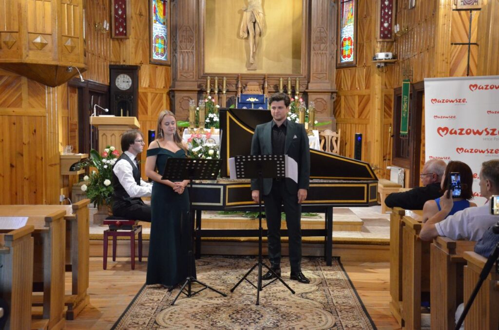 1Jerzy Wardęski, Julia Pliś i Jakub Foltak podczas „Anieskich Harmonii” w Serpelicach © Jakub Kosiorek