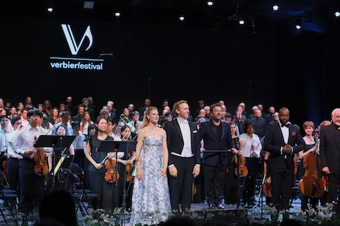 Erika Baikoff, Hubert Zapiór, James Gaffigan, Sunnyboy Dladla, Verbier Festival Junior Orchestra i Oberwalliser Vokalensemble na Verbier Festival 2026 © Anne du Chastel