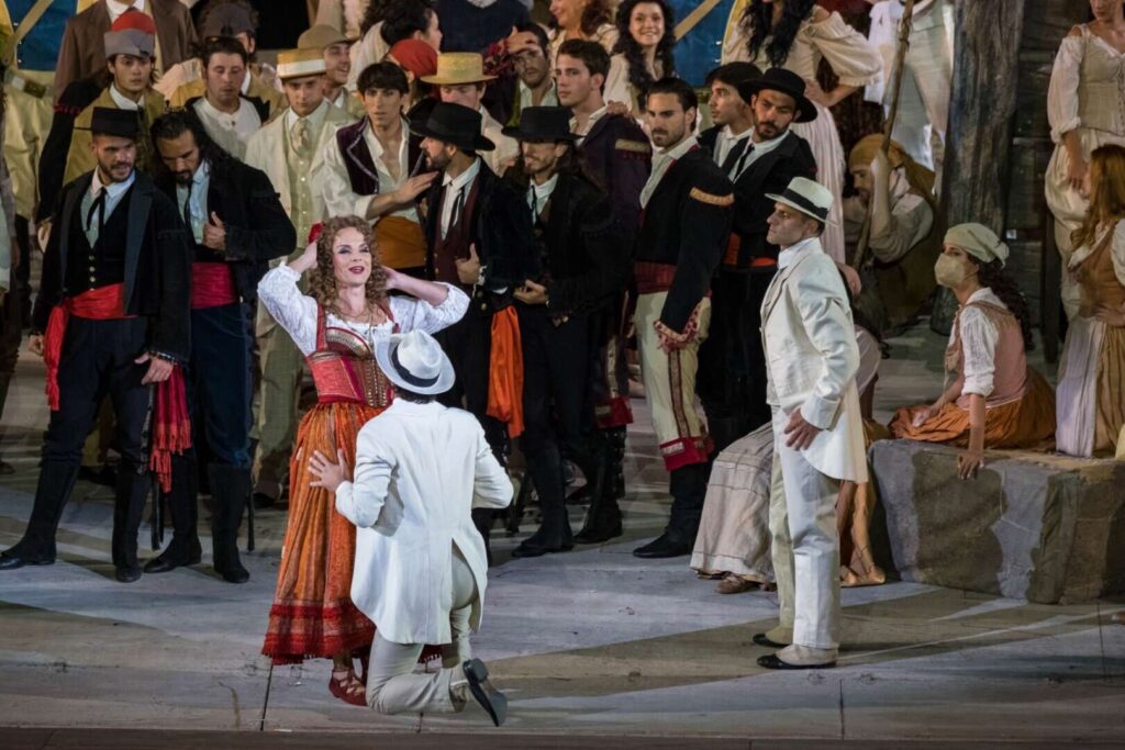 Carmen (Elīna Garanča) z zalotnikami © EnneviFoto