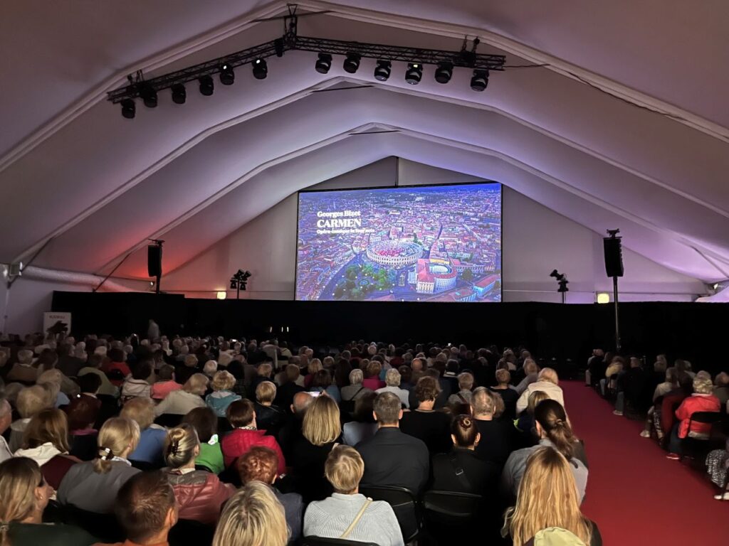 Publiczność na rozpoczęciu projekcji „Carmen” Zeffirellego © Tomasz Sowa 