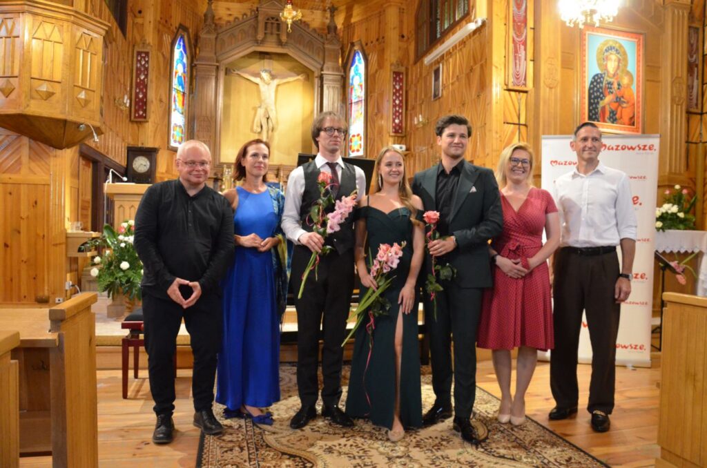 „Anielskie Harmonie” w Serpelicach. Od lewej: Tomasz Pasternak, Gabriela Kuc-Stefaniuk, Jerzy Wardęski, Julia Pliś, Jakub Foltak, Magdalena Rudnik, Zbigniew Kapela © Jakub Kosiorek