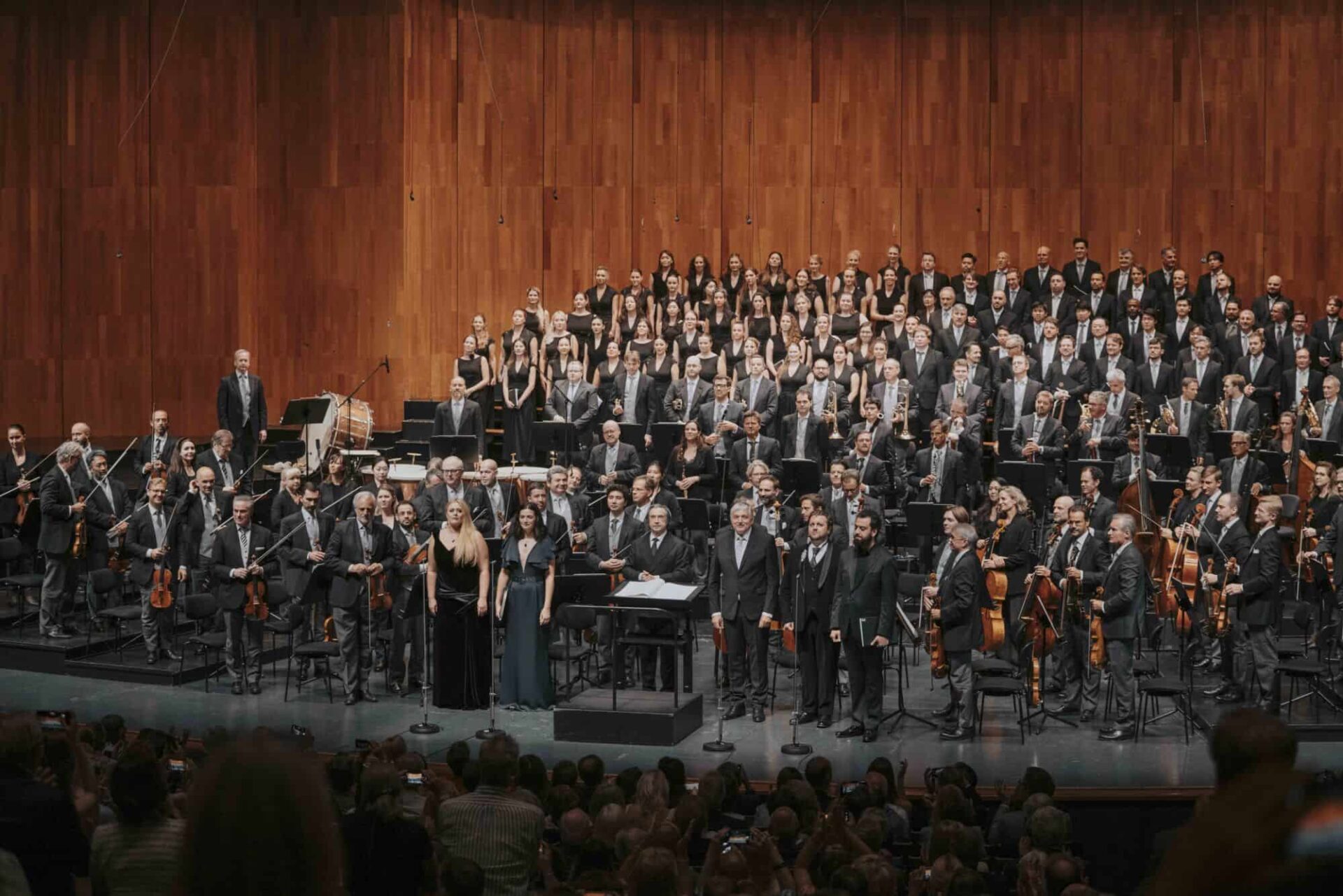 Iwona Sobotka (sopran), Marianne Crebassa (mezzosopran), Riccardo Muti (dyrygent), Michael Spyres (tenor), Maharram Huseynov (bass), Wiener Philharmoniker © Sazburger Festpiele | Marco Borrelli