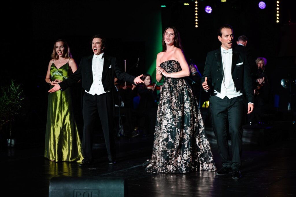 Maria Olender, Michał Ryguła, Karolina Nosowska i Michał Janicki. Scena zbiorowa © Miasto Biała Podlaska