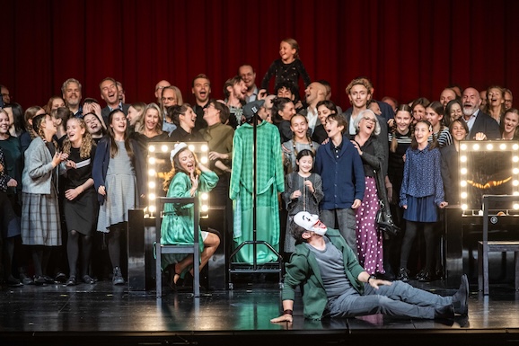 „Pajace” w Amsterdamie: Scena zbiorowa © Bart Grietens/ Dutch National Opera
