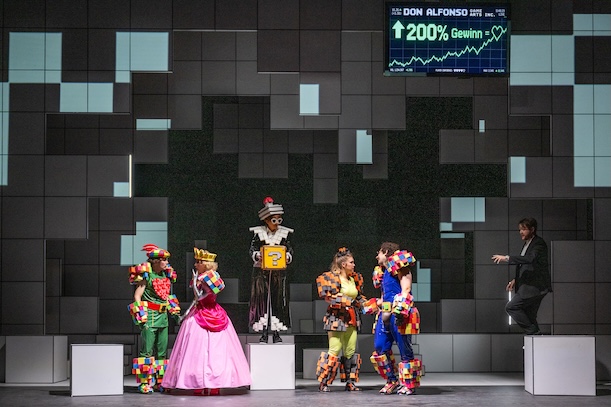 Marko Pantelić (Guglielmo), Weronika Rabek (Dorabella), Sheva Tehoval (Despina), Anna Malesza-Kutny (Fiordiligi), András Adamik (Ferrando), David Howes (Don Alfonso)  © Nilz Böhme/ Theater Magdeburg