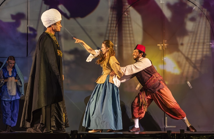 Bogdan Ferenc (Basza Selim), Joanna Kędzior (Blonda), Albert Memeti (Pedrillo). „Uprowadzenie z seraju” w Nieborowie © Piotr Jamski/ Muzeum w Nieborowie i Arkadii