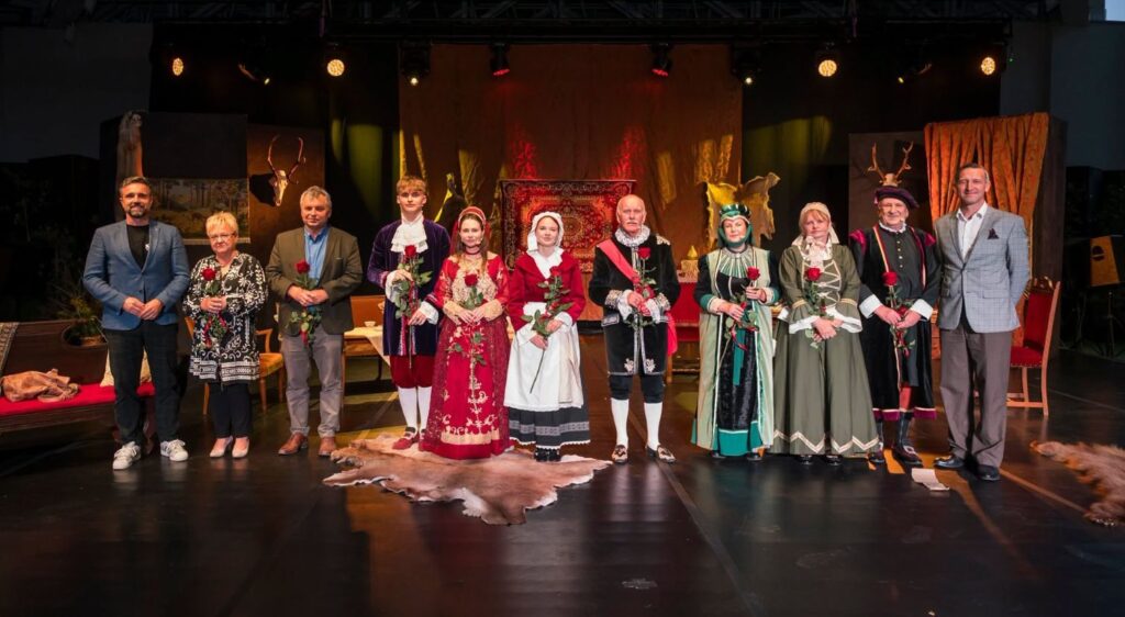 Od lewej: Michał Litwiniuk, Małgorzata Maciejewska, Jacek Danilczuk, Maksymilian Hołownia (Mikołaj Kiszka), Faustyna Wojdowska (Zofia), Melania Hodun (Genowefa), Tadeusz Humin (książę Mikołaj Krzysztof Radziwiłł „Sierotka”), Danuta Szaniawska (Gertruda), Bożena Jaroszuk-Różycka (Barbara Kiszczyna), Henryk Szpura (pisarz brzeski) i Zbigniew Kapela  © Miasto Biała Podlaska 