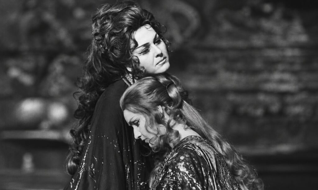 Hanna Rumowska-Machnikowska (Elektra) i Hanna Lisowska (Chryzotemis), Teatr Wielki 1971 © Edward Hartwig, archiwum Teatru Wielkiego-Opery Narodowej