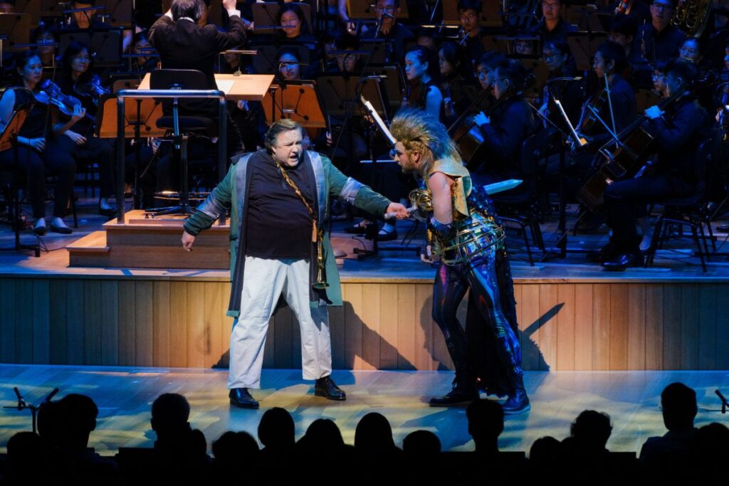 Michael Volle (Wotan) i Łukasz Konieczny (Fafner) w „Zygfrydzie” w Singapurze © Yong Junyi