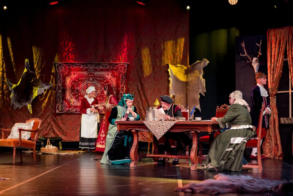 „Pod jakim lasem ta Biała” Teatru Słowa na 8. Festiwalu im. Bogusława Kaczyńskiego w Białej Podlaskiej. Scena zbiorowa © Miasto Biała Podlaska